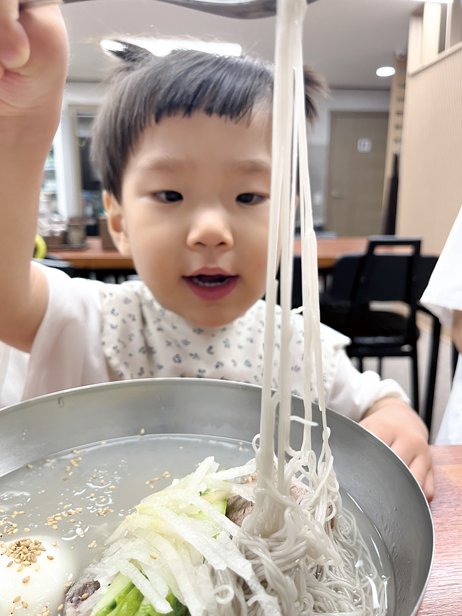 물냉면에 빠진 아들
